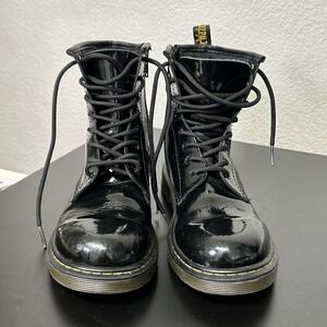 Dr. Martens Delaney Black Patent Leather Boots - Junior/Women's 6 (USL) Men's 5‎